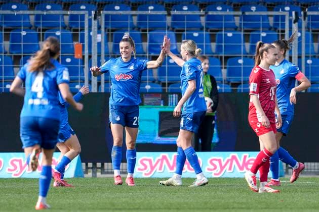 v.li.: Lisann Kaut (TSG, 4), Ereleta Memeti (TSG, 7), Torschützin Selina Cerci (TSG, 29), Feli Delacauw (TSG, 24), Melissa Kössler (TSG, 25), Spielerinnen der TSG 1899 Hoffenheim, jubeln über das Tor zum 4:1, Jubel, Torjubel, Torerfolg, celebrate the goal, goal, celebration, jubelt ueber das Tor, Freuen, Freude, freut sich, optimistisch, positiv, Spielszene, Highlight, Action, Aktion, 15.03.2025, Sinsheim (Hoffenheim) (Deutschland), Fussball, Google Pixel Frauen-Bundesliga, TSG 1899 Hoffenheim - 1. FC Köln, DFB DFL REGULATIONS PROHIBIT ANY USE OF PHOTOGRAPHS AS IMAGE SEQUENCES AND OR QUASI-VIDEO.
