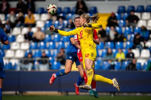 Google Pixel Frauen-Bundesliga, TSG Hoffenheim - 1. FC Köln; 15.03.2025 Paula Hoppe (1. FC Köln, 12) wehrt den Ball mit der Faust ab Google Pixel Frauen-Bundesliga, TSG Hoffenheim - 1. FC Köln, am 15.03.2025 im Dietmar-Hopp-Stadion in Hoffenheim. DFB REGULATIONS PROHIBIT ANY USE OF PHOTOGRAPHS AS IMAGE SEQUENCES AND OR QUASI-VIDEO. Copyright: xBEAUTIFULxSPORTS Gelhardtx