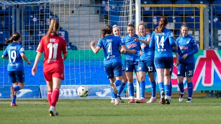 Spielerinnen der TSG 1899 Hoffenheim, jubeln über das Tor zum 5:1, Jubel, Torjubel, Torerfolg, celebrate the goal, goal, celebration, jubelt ueber das Tor, Freuen, Freude, freut sich, optimistisch, positiv, Spielszene, Highlight, Action, Aktion, 15.03.2025, Sinsheim (Hoffenheim) (Deutschland), Fussball, Google Pixel Frauen-Bundesliga, TSG 1899 Hoffenheim - 1. FC Köln, DFB DFL REGULATIONS PROHIBIT ANY USE OF PHOTOGRAPHS AS IMAGE SEQUENCES AND OR QUASI-VIDEO.