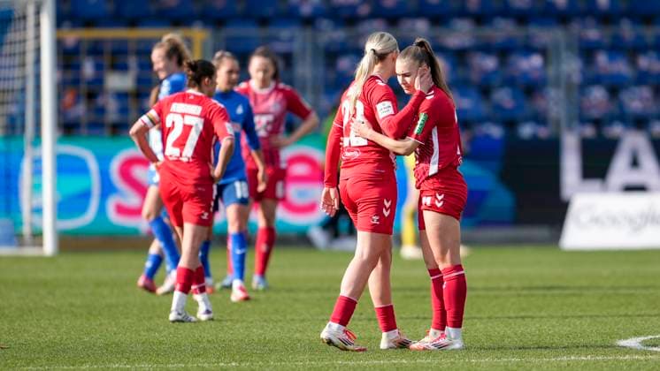v.li.: Laura Feiersinger (Köln, 27), Julia Schiffarth (Köln, 22), Alena Bienz (Köln, 11), Spielerinnen des 1. FC Köln, enttäuscht über die Niederlage, Enttäuschung nach dem Schlusspfiff, Highlight, Verlierer, verloren, Frustration, disappointed, pessimistisch, 15.03.2025, Sinsheim (Hoffenheim) (Deutschland), Fussball, Google Pixel Frauen-Bundesliga, TSG 1899 Hoffenheim - 1. FC Köln, DFB DFL REGULATIONS PROHIBIT ANY USE OF PHOTOGRAPHS AS IMAGE SEQUENCES AND OR QUASI-VIDEO.