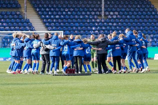 Spielerinnen der TSG 1899 Hoffenheim, Jubel nach dem Schlusspfiff, Freude über den Sieg, Sieger, Gewinner, jubelt, jubeln, fröhlich, positiv, freut sich, freuen, optimistisch, Highlight, Action, Aktion, tanzen im Kreis, Teamkreis, Mannschaftskreis, 15.03.2025, Sinsheim (Hoffenheim) (Deutschland), Fussball, Google Pixel Frauen-Bundesliga, TSG 1899 Hoffenheim - 1. FC Köln, DFB DFL REGULATIONS PROHIBIT ANY USE OF PHOTOGRAPHS AS IMAGE SEQUENCES AND OR QUASI-VIDEO.