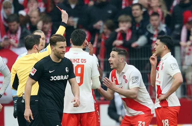 rote Karte für Dominik Kohr (31, Mainz 05) durch Schiedsrichter Benjamin Brand 15.03.2025, Fußball, 1. Bundesliga, 1. FSV Mainz 05 -SC Freiburg, 26. Spieltag, Saison 2024 25, MEWA Arena, Mainz, Deutschland, zmdz, ** DFB & DFL regulations prohibit any use of photographs as image sequences and or quasi-video. ** 1. FSV Mainz 05 -SC Freiburg