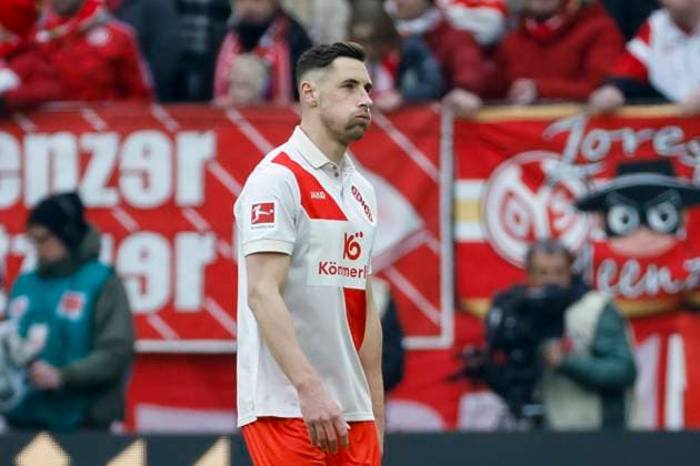 Dominik Kohr (1.FSV Mainz, 31) geht vom Platz nach der rote Karte von Schiedsrichter Benjamin Brand , Fussball, 1. Bundesliga, 26.Spieltag, 2024 2025, 1.FSV Mainz vs. SC Freiburg, 15.03.2025, Mewa Arena, Mainz, Deutschland DFL REGULATIONS PROHIBIT ANY USE OF PHOTOGRAPHS AS IMAGE SEQUENCES AND OR QUASI-VIDEO. Mainz Mewa Arena Rheinland-Pfalz Deutschland Copyright: xGrantxHubbsx