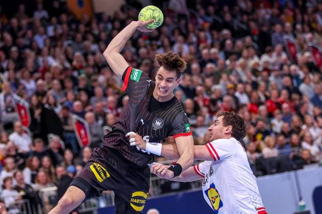 Sport Themen der Woche KW11 Sport Bilder des Tages 15.03.2025, Handball Ländespiel, EM-Qualifikation, Deutschland - Österreich, ZAG Arena Hannover: Julian Köster (GER 18) wirft den Ball auf das Tor Niedersachsen Deutschland *** 15 03 2025, International handball match, European Championship qualification, Germany Austria, ZAG Arena Hannover Julian Köster GER 18 throws the ball at the goal Lower Saxony Germany