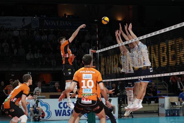 Moritz Reichert (BR Volleys, 15) spielt den ball über das Netz, BR Volleys vs ASV Dachau, 22. Spieltag, 2025_03_15 Berlin Berlin Land Copyright: xFootxBowl ThomasxSobotzkix