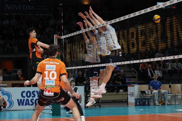 Moritz Reichert (BR Volleys, 15)keine Chance für die Dachauer, nach dem Smetterballl, BR Volleys vs ASV Dachau, 22. Spieltag, 2025_03_15 Berlin Berlin Land Copyright: xFootxBowl ThomasxSobotzkix