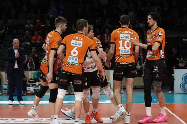 Die BRVolleys freruen sich über den Punktgewinn, Emotionen, BR Volleys vs ASV Dachau, 22. Spieltag, 2025_03_15 Berlin Berlin Land Copyright: xFootxBowl ThomasxSobotzkix