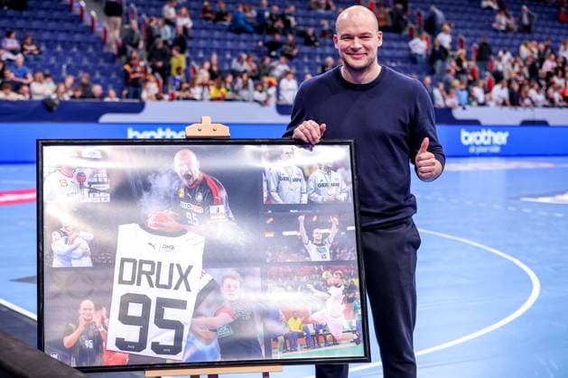 Sport Themen der Woche KW11 Sport Bilder des Tages 15.03.2025, Handball Ländespiel, EM-Qualifikation, Deutschland - Österreich, ZAG Arena Hannover: Verabschiedung von Paul Drux Niedersachsen Deutschland *** 15 03 2025, International handball match, European Championship qualifier, Germany Austria, ZAG Arena Hannover Farewell to Paul Drux Lower Saxony Germany