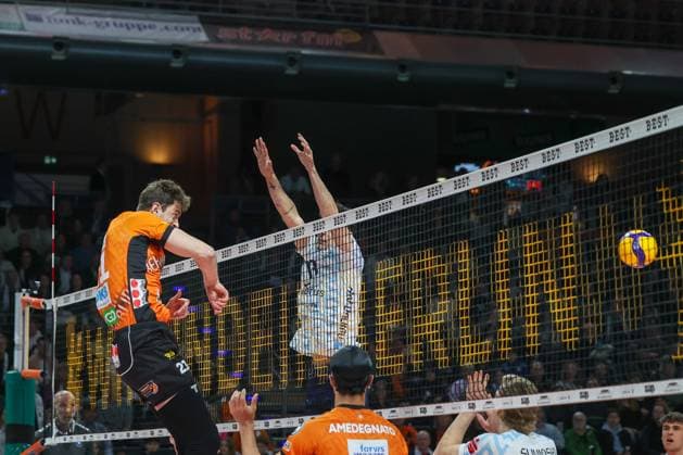 Tobias Krick (BR Volleys, 21) mit den Schmetterball über das Netz, BR Volleys vs ASV Dachau, 22. Spieltag, 2025_03_15 Berlin Berlin Land Copyright: xFootxBowl ThomasxSobotzkix