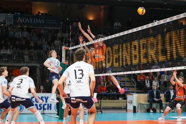 Matthew August Slivinski (ASV Dachau, 09) hat Ball gegen die Abwehr über das Netz gebracht, BR Volleys vs ASV Dachau, 22. Spieltag, 2025_03_15 Berlin Berlin Land Copyright: xFootxBowl ThomasxSobotzkix