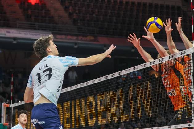 Niklas Uhl (ASV Dachau, 13) spielte den Ball über das Netz, BR Volleys vs ASV Dachau, 22. Spieltag, 2025_03_15 Berlin Berlin Land Copyright: xFootxBowl ThomasxSobotzkix