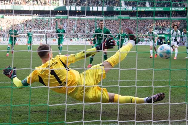Andre SILVA (HB) schiesst per Elfmeter das Tor zum 2-2, gegen Torwart Michael ZETTERER (HB) Fussball 1. Bundesliga, 26. Spieltag, SV Werder Bremen (HB) - Borussia Moenchengladbach (MG) 2-4 am 15.03.2025 in Bremen Deutschland. DFL regulations prohibit any use of photographs as image sequences and or quasi-video Â *** Andre SILVA HB scores from the penalty spot to make it 2 2, against goalkeeper Michael ZETTERER HB Soccer 1 Bundesliga, Matchday 26, SV Werder Bremen HB Borussia Moenchengladbach MG 2 4 on 15 03 2025 in Bremen Germany DFL regulations prohibit any use of photographs as image sequences and or quasi video Â