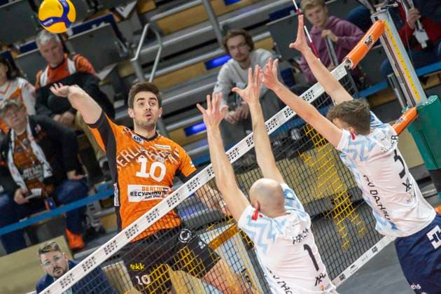 Sport Bilder des Tages 15.03.2025, Berlin, Volleyball: 1.Bundesliga, Maenner, 22. Spieltag, BR Volleys - ASV Dachau , Max-Schmeling-Halle. Berlins Daniel Malescha (l-r) spielt den Ball gegen den Block aus Iven Ferch und Moritz Gaertner von ASV Dachau. BR Volleys - ASV Dachau