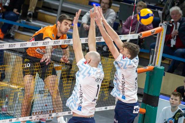 15.03.2025, Berlin, Volleyball: 1.Bundesliga, Maenner, 22. Spieltag, BR Volleys - ASV Dachau , Max-Schmeling-Halle. Berlins Daniel Malescha (l-r) spielt den Ball gegen den Block aus Iven Ferch und Moritz Gaertner von ASV Dachau. BR Volleys - ASV Dachau