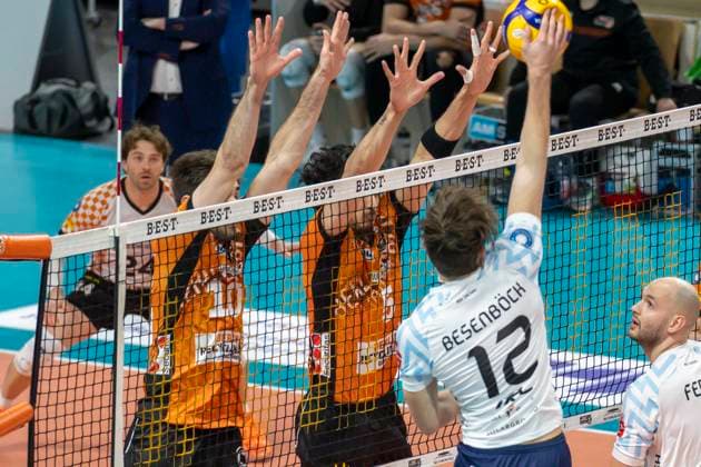 15.03.2025, Berlin, Volleyball: 1.Bundesliga, Maenner, 22. Spieltag, BR Volleys - ASV Dachau , Max-Schmeling-Halle. Tobias Besenboeck (r-l) von ASV Dachau spielt den Ball gegen den Block aus Berlins Nehemiah Mote und Daniel Malescha. BR Volleys - ASV Dachau