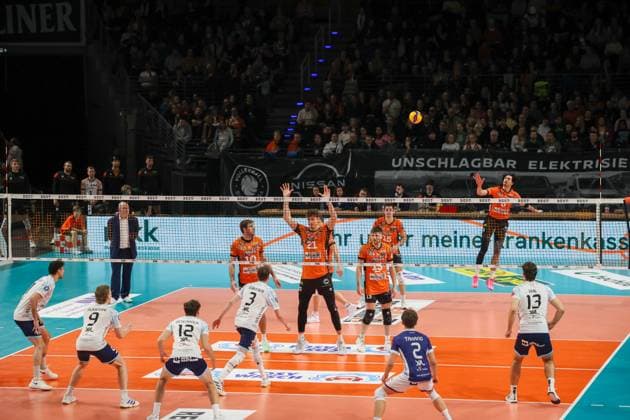 Frontalansicht Spielfeld, BR Volleys vs ASV Dachau, 22. Spieltag, 2025_03_15 Berlin Berlin Land Copyright: xFootxBowl ThomasxSobotzkix