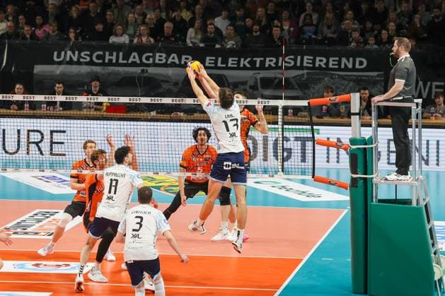 Niklas Uhl (ASV Dachau, 13) mir dem Ballam Netz, BR Volleys vs ASV Dachau, 22. Spieltag, 2025_03_15 Berlin Berlin Land Copyright: xFootxBowl ThomasxSobotzkix