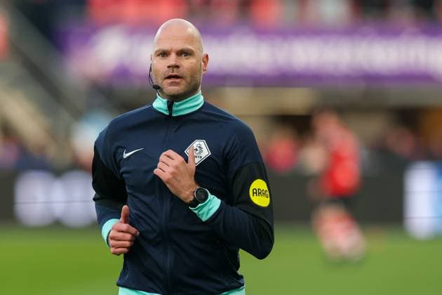 2025-03-15 Sparta Rotterdam v PEC Zwolle - Dutch Eredivisie ROTTERDAM, NETHERLANDS - MARCH 15: Warming up of Referee Rob Dieperink during the Dutch Eredivisie match between Sparta Rotterdam and PEC Zwolle at Sparta-stadion Het Kasteel on March 15, 2025 in Rotterdam, Netherlands. Rotterdam Sparta-stadion Het Kasteel Netherlands Content not available for redistribution in The Netherlands directly or indirectly through any third parties. Copyright: xHansxvanxderxValkx