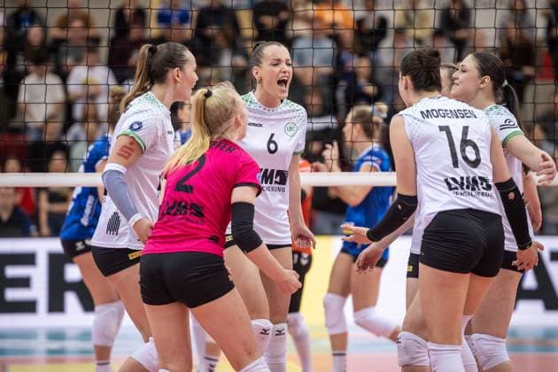 Marije ten Brinke (USC Muenster, 06), Mitte - Jubel, Freude, jubelt mit Team GER, Allianz MTV Stuttgart - USC Muenster, Volleyball Bundesliga, VBL, Spielzeit 2024 2025, 15.03.2025 GER, Allianz MTV Stuttgart - USC Muenster, Volleyball Bundesliga, VBL, Spielzeit 2024 2025, 15.03.2025 Stuttgart Copyright: xSandyxDinkelackerx EP_SDR