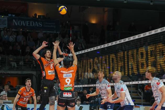 Nehemiah Mote (BR Volleys, 05)und Djifa Amedegnato (BR Volleys, 09) am Netz mit dem Ball, BR Volleys vs ASV Dachau, 22. Spieltag, 2025_03_15 Berlin Berlin Land Copyright: xFootxBowl ThomasxSobotzkix