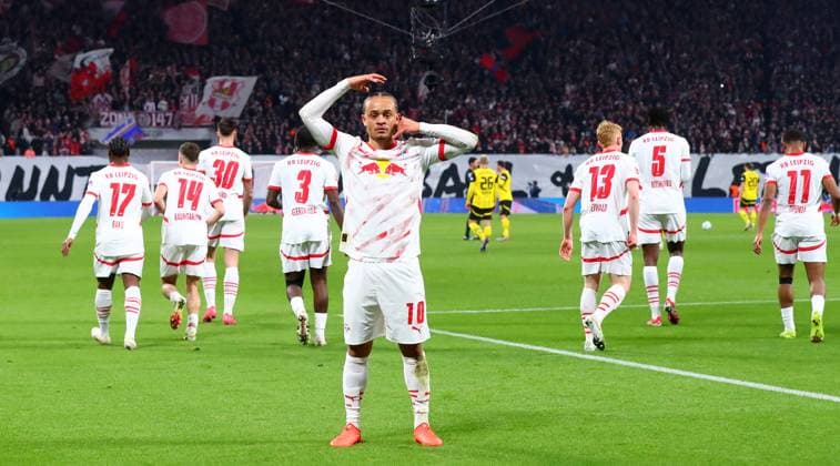 Sport Themen der Woche KW11 Sport Bilder des Tages RB Leipzig - Dortmund Bundesliga Leipzig, 15.03.2025, Red Bull Arena, Fußball Bundesliga, Spieltag 26 , RB LEIPZIG vs. BVB BORUSSIA DORTMUND , Tor für Leipzig zum 1:0. Im Bild: Torschütze Xavi Simons (10, RB Leipzig), Torjubel , *** RB Leipzig Dortmund Bundesliga Leipzig, 15 03 2025, Red Bull Arena, Soccer Bundesliga, Matchday 26 , RB LEIPZIG vs BVB BORUSSIA DORTMUND , Goal for Leipzig to 1 0 In the picture goal scorer Xavi Simons 10, RB Leipzig , Goal celebration , Picture Point