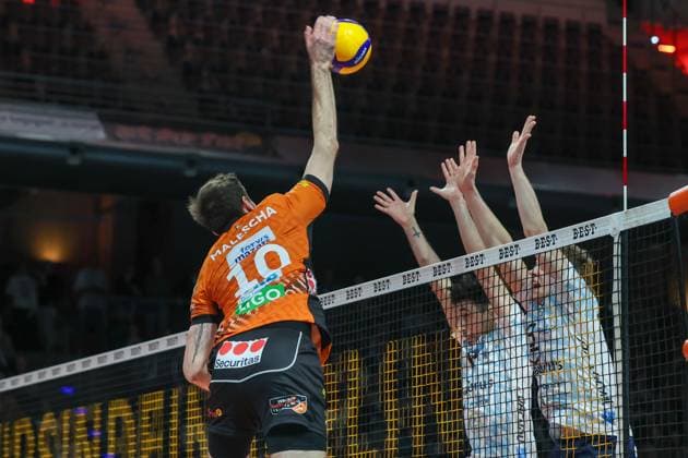 Daniel Malescha (BR Volleys, 10)kann den Ball ungestört über das Netz schmettern,,BR Volleys vs ASV Dachau, 22. Spieltag, 2025_03_15 Berlin Berlin Land Copyright: xFootxBowl ThomasxSobotzkix