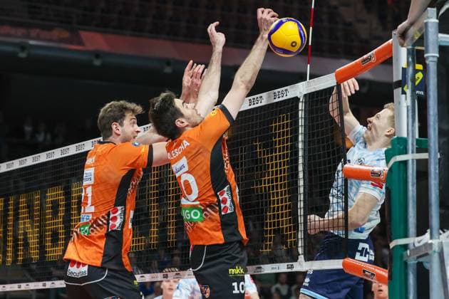 Daniel Malescha (BR Volleys, 10) und Tobias Krick (BR Volleys, 21)am in der abwehr, Matthew August Slivinski (ASV Dachau, 09)hat den Ball über das Netz gebracht, BR Volleys vs ASV Dachau, 22. Spieltag, 2025_03_15 Berlin Berlin Land Copyright: xFootxBowl ThomasxSobotzkix