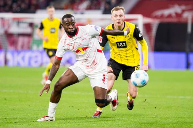 15.03.2025, xomx, Fussball 1.Bundesliga, RB Leipzig - Borussia Dortmund v.l. Lutsharel Geertruida (RasenBallsport Leipzig) und Maximilian Beier (Borussia Dortmund) im Zweikampf am Ball (DFL DFB REGULATIONS PROHIBIT ANY USE OF PHOTOGRAPHS as IMAGE SEQUENCES and or QUASI-VIDEO) Leipzig