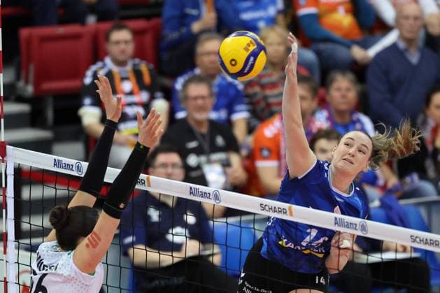 Stuttgart , Volleyball Bundesliga Frauen, Allianz MTV Stuttgart vs. USC Münster , v.l. Mikala Mogensen (Münster) Kelsey Veltmann (MTV)