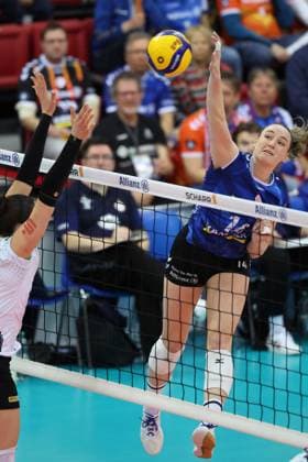 Stuttgart , Volleyball Bundesliga Frauen, Allianz MTV Stuttgart vs. USC Münster , v.l. Mikala Mogensen (Münster) Kelsey Veltmann (MTV)