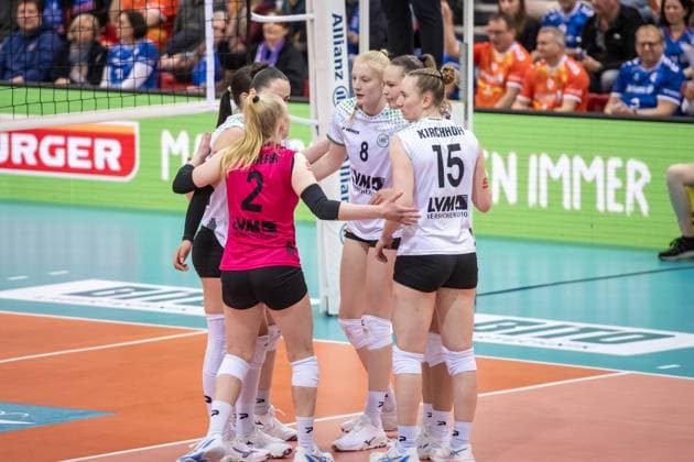 Luisa van Clewe (USC Muenster, 08), Mitte und Team, kritische Blicke GER, Allianz MTV Stuttgart - USC Muenster, Volleyball Bundesliga, VBL, Spielzeit 2024 2025, 15.03.2025 GER, Allianz MTV Stuttgart - USC Muenster, Volleyball Bundesliga, VBL, Spielzeit 2024 2025, 15.03.2025 Stuttgart Copyright: xSandyxDinkelackerx EP_SDR