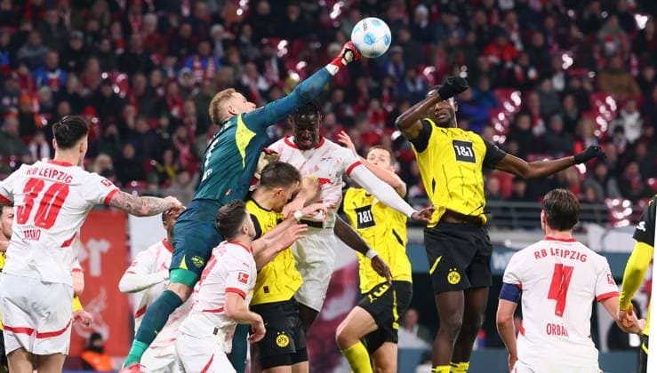 Sport Themen der Woche KW11 Sport Bilder des Tages RB Leipzig - Dortmund Bundesliga Leipzig, 15.03.2025, Red Bull Arena, Fußball, 1.Bundesliga, 26.Spieltag , RB Leipzig vs. Borussia Dortmund , Im Bild: Szene im Leipziger Strafraum. Torwart Peter Gulacsi (1, RB Leipzig) wehrt den Ball ab. , Nur zur redaktionellen Nutzung. Only editorial use. , DFL DFB regulations prohibit any use of photographs as image sequences and or quasi-video. , *** RB Leipzig Dortmund Bundesliga Leipzig, 15 03 2025, Red Bull Arena, Soccer, 1 Bundesliga, Matchday 26 , RB Leipzig vs Borussia Dortmund , In the picture scene in the Leipzig penalty area goalkeeper Peter Gulacsi 1, RB Leipzig defends the ball , For editorial use only Only editorial use , DFL DFB regulations prohibit any use of photographs as image sequences and or quasi video ,