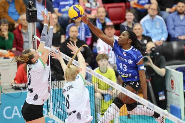 Stuttgart , Volleyball Bundesliga Frauen, Allianz MTV Stuttgart vs. USC Münster , v.l. Amelie Strothoff (Münster) Luisa van Clewe (Münster) Crystal Rivers (MTV)
