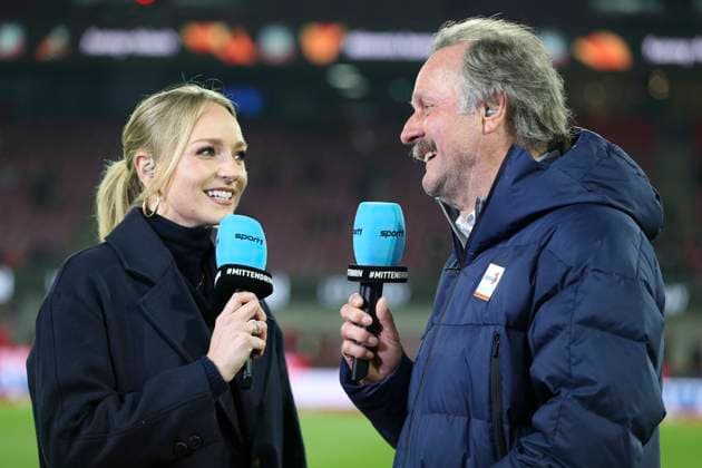 Moderatorin Katharina Kleinfeldt und Peter Neururer lachen waehrend des Spiels der 2. Bundesliga zwischen 1. FC Köln und SV Darmstadt 98 im RheinEnergieStadion am 15. March 2025 in Köln, Deutschland. (Foto von Oliver Kaelke DeFodi Images) +++ Moderatorin Katharina Kleinfeldt und Peter Neururer laughs during the 2. Bundesliga match between 1. FC Köln and SV Darmstadt 98 at RheinEnergieStadion on March 15, 2025 in Cologne, Germany. (Photo by Oliver Kaelke DeFodi Images) DFB DFL REGULATIONS PROHIBIT ANY USE OF PHOTOGRAPHS AS IMAGE SEQUENCES AND OR QUASI-VIDEO. (Photo by Oliver Kaelke DeFodi Images)