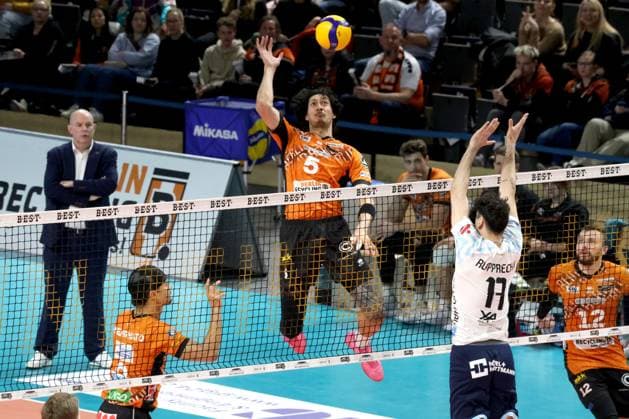 DEU, DVV, 1.VBL, BR Volleys vs. Dachau, 15.03.2025, Max-Schmeling-Halle, Berlin, DEU, DVV, 1.VBL, BR Volleys vs. Dachau, im Bild Nehemiah Mote (BR Volleys 5), Patrick Rupprecht (Dachau 11) Foto: Juergen Engler nordphoto GmbH