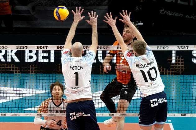DEU, DVV, 1.VBL, BR Volleys vs. Dachau, 15.03.2025, Max-Schmeling-Halle, Berlin, DEU, DVV, 1.VBL, BR Volleys vs. Dachau, im Bild Simon Plaskie (BR Volleys 7), Iven Ferch (Dachau 1), Luca Russelmann (Dachau 10) Foto: Juergen Engler nordphoto GmbH