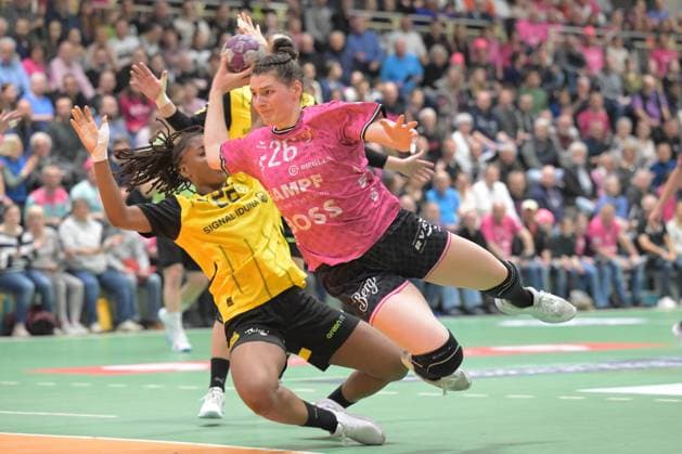 Sport Themen der Woche KW11 Sport Bilder des Tages Svenja Huebner (TusSies Metzingen, 26) gegen Deborah Lassource (BVB Borussia Dortmund Handball, 22) TusSies Metzingen vs. BVB Borussia Dortmund Handball, Handball, HBF, 19.Ligaspieltag, Saison 2024 2025, 15.03.2025 TusSies Metzingen vs. BVB Borussia Dortmund Handball, Handball, HBF, 19.Ligaspieltag, Saison 2024 2025, 15.03.2025 Metzingen *** Svenja Huebner TusSies Metzingen, 26 vs Deborah Lassource BVB Borussia Dortmund Handball, 22 TusSies Metzingen vs BVB Borussia Dortmund Handball, Handball, HBF, 19 League matchday, 2024 2025 season, 15 03 2025 TusSies Metzingen vs BVB Borussia Dortmund Handball, Handball, HBF, 19 League matchday, 2024 2025 season, 15 03 2025 Metzingen Copyright: xEibner-Pressefoto TobiasxBaurx EP_TBR