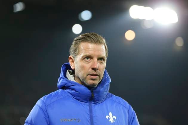 Trainer Florian Kohfeldt (SV Darmstadt 98) schaut waehrend des Spiels der 2. Bundesliga zwischen 1. FC Köln und SV Darmstadt 98 im RheinEnergieStadion am 15. March 2025 in Köln, Deutschland. (Foto von Oliver Kaelke DeFodi Images) +++ Trainer Florian Kohfeldt (SV Darmstadt 98) looks on during the 2. Bundesliga match between 1. FC Köln and SV Darmstadt 98 at RheinEnergieStadion on March 15, 2025 in Cologne, Germany. (Photo by Oliver Kaelke DeFodi Images) DFB DFL REGULATIONS PROHIBIT ANY USE OF PHOTOGRAPHS AS IMAGE SEQUENCES AND OR QUASI-VIDEO. (Photo by Oliver Kaelke DeFodi Images)