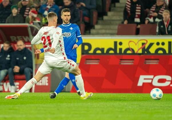 Sergio Lopez (SV Darmstadt, 2) wird von Steffen Tigges (1. FC Koeln, 21) unter Druck gesetzt und leitet mit seinem Rückpass das 1:0 für den 1. FC Köln ein. 1. FC Köln - SC Darmstadt 98, 15.03.2025 Fussball, 2. Bundesliga, RheinEnergieStadion Köln DFL regulations prohibit any use of photographs as image sequences and or quasi-video.