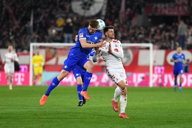 Clemens Riedel (SV Darmstadt 98) und Jan Thielmann (1. FC Koeln) im Zweikampf waehrend des Spiels der 2. Bundesliga zwischen 1. FC Köln und SV Darmstadt 98 im RheinEnergieStadion am 15. March 2025 in Köln, Deutschland. (Foto von Ralf Treese DeFodi Images) +++ Clemens Riedel (SV Darmstadt 98) und Jan Thielmann (1. FC Koeln) battle for the ball during the 2. Bundesliga match between 1. FC Köln and SV Darmstadt 98 at RheinEnergieStadion on March 15, 2025 in Cologne, Germany. (Photo by Ralf Treese DeFodi Images) DFB DFL REGULATIONS PROHIBIT ANY USE OF PHOTOGRAPHS AS IMAGE SEQUENCES AND OR QUASI-VIDEO. (Photo by Ralf Treese DeFodi Images)