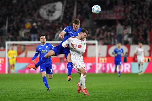 Clemens Riedel (SV Darmstadt 98) und Jan Thielmann (1. FC Koeln) im Zweikampf waehrend des Spiels der 2. Bundesliga zwischen 1. FC Köln und SV Darmstadt 98 im RheinEnergieStadion am 15. March 2025 in Köln, Deutschland. (Foto von Ralf Treese DeFodi Images) +++ Clemens Riedel (SV Darmstadt 98) und Jan Thielmann (1. FC Koeln) battle for the ball during the 2. Bundesliga match between 1. FC Köln and SV Darmstadt 98 at RheinEnergieStadion on March 15, 2025 in Cologne, Germany. (Photo by Ralf Treese DeFodi Images) DFB DFL REGULATIONS PROHIBIT ANY USE OF PHOTOGRAPHS AS IMAGE SEQUENCES AND OR QUASI-VIDEO. (Photo by Ralf Treese DeFodi Images)