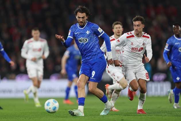 Fraser Hornby (SV Darmstadt 98) und Luca Waldschmidt (1. FC Koeln) im Zweikampf waehrend des Spiels der 2. Bundesliga zwischen 1. FC Köln und SV Darmstadt 98 im RheinEnergieStadion am 15. March 2025 in Köln, Deutschland. (Foto von Oliver Kaelke DeFodi Images) +++ Fraser Hornby (SV Darmstadt 98) und Luca Waldschmidt (1. FC Koeln) battle for the ball during the 2. Bundesliga match between 1. FC Köln and SV Darmstadt 98 at RheinEnergieStadion on March 15, 2025 in Cologne, Germany. (Photo by Oliver Kaelke DeFodi Images) DFB DFL REGULATIONS PROHIBIT ANY USE OF PHOTOGRAPHS AS IMAGE SEQUENCES AND OR QUASI-VIDEO. (Photo by Oliver Kaelke DeFodi Images)