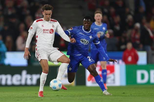Luca Waldschmidt (1. FC Koeln) und Merveille Papela (SV Darmstadt 98) im Zweikampf waehrend des Spiels der 2. Bundesliga zwischen 1. FC Köln und SV Darmstadt 98 im RheinEnergieStadion am 15. March 2025 in Köln, Deutschland. (Foto von Oliver Kaelke DeFodi Images) +++ Luca Waldschmidt (1. FC Koeln) und Merveille Papela (SV Darmstadt 98) battle for the ball during the 2. Bundesliga match between 1. FC Köln and SV Darmstadt 98 at RheinEnergieStadion on March 15, 2025 in Cologne, Germany. (Photo by Oliver Kaelke DeFodi Images) DFB DFL REGULATIONS PROHIBIT ANY USE OF PHOTOGRAPHS AS IMAGE SEQUENCES AND OR QUASI-VIDEO. (Photo by Oliver Kaelke DeFodi Images)