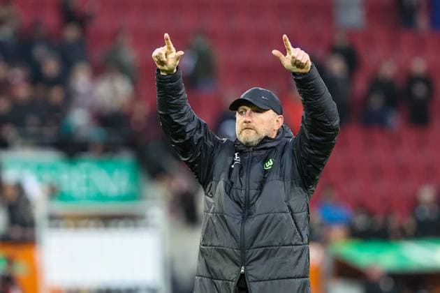Endstand 1:0 fuer den FC Augsburg. Ralph Hasenhuettl (VFL Wolfsburg, Chef-Trainer) enttaeuscht und bedankt sich beim den Fans GER, FC Augsburg vs VfL Wolfsburg, 1.Bundesliga Fussball, 26.Spieltag, 15.03.2025, Saison 2024 2025 DFB DFL REGULATIONS PROHIBIT ANY USE OF PHOTOGRAPHS AS IMAGE SEQUENCES AND OR QUASI-VIDEO GER, FC Augsburg vs VfL Wolfsburg, 1.Bundesliga Fussball, 26.Spieltag, 15.03.2025, Saison 2024 2025 Augsburg Copyright: xEibner-Pressefoto RogerxBuerkex EP_RBE
