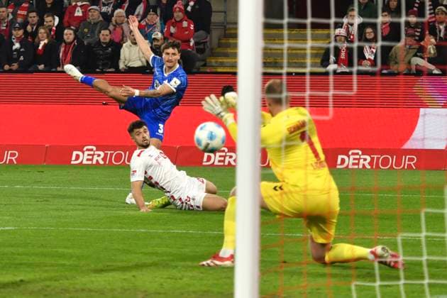 Strafraumszene Marvin Schwäbe (Koeln 1) vereitelt Torchance von Guille Bueno (Darmstadt 3) 15.03.2025 Fussball 1. FC Koeln vs SSV Darmstadt 98, Rheinenergiestadion, Koeln, DFB DFL REGULATIONS PROHIBIT ANY USE OF PHOTOGRAPHS AS IMAGE SEQUENCES AND OR QUASI-VIDEO
