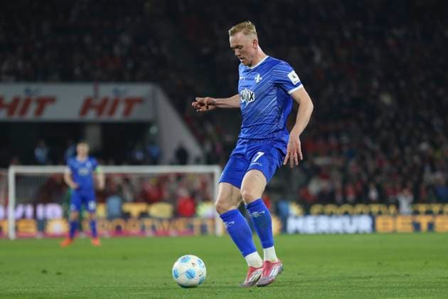 Isac Lidberg (SV Darmstadt 98) in Aktion, am Ball, Einzelaktion waehrend des Spiels der 2. Bundesliga zwischen 1. FC Köln und SV Darmstadt 98 im RheinEnergieStadion am 15. March 2025 in Köln, Deutschland. (Foto von Oliver Kaelke DeFodi Images) +++ Isac Lidberg (SV Darmstadt 98) controls the ball during the 2. Bundesliga match between 1. FC Köln and SV Darmstadt 98 at RheinEnergieStadion on March 15, 2025 in Cologne, Germany. (Photo by Oliver Kaelke DeFodi Images) DFB DFL REGULATIONS PROHIBIT ANY USE OF PHOTOGRAPHS AS IMAGE SEQUENCES AND OR QUASI-VIDEO. (Photo by Oliver Kaelke DeFodi Images)