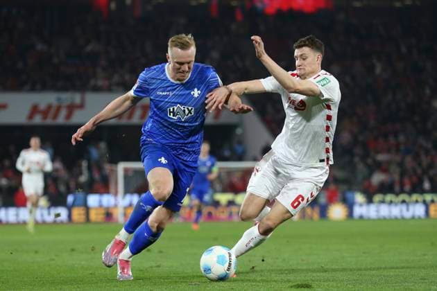 Isac Lidberg (SV Darmstadt 98) und Eric Martel (1. FC Koeln) im Zweikampf waehrend des Spiels der 2. Bundesliga zwischen 1. FC Köln und SV Darmstadt 98 im RheinEnergieStadion am 15. March 2025 in Köln, Deutschland. (Foto von Oliver Kaelke DeFodi Images) +++ Isac Lidberg (SV Darmstadt 98) und Eric Martel (1. FC Koeln) battle for the ball during the 2. Bundesliga match between 1. FC Köln and SV Darmstadt 98 at RheinEnergieStadion on March 15, 2025 in Cologne, Germany. (Photo by Oliver Kaelke DeFodi Images) DFB DFL REGULATIONS PROHIBIT ANY USE OF PHOTOGRAPHS AS IMAGE SEQUENCES AND OR QUASI-VIDEO. (Photo by Oliver Kaelke DeFodi Images)
