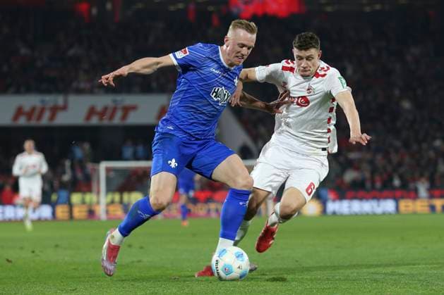 Isac Lidberg (SV Darmstadt 98) und Eric Martel (1. FC Koeln) im Zweikampf waehrend des Spiels der 2. Bundesliga zwischen 1. FC Köln und SV Darmstadt 98 im RheinEnergieStadion am 15. March 2025 in Köln, Deutschland. (Foto von Oliver Kaelke DeFodi Images) +++ Isac Lidberg (SV Darmstadt 98) und Eric Martel (1. FC Koeln) battle for the ball during the 2. Bundesliga match between 1. FC Köln and SV Darmstadt 98 at RheinEnergieStadion on March 15, 2025 in Cologne, Germany. (Photo by Oliver Kaelke DeFodi Images) DFB DFL REGULATIONS PROHIBIT ANY USE OF PHOTOGRAPHS AS IMAGE SEQUENCES AND OR QUASI-VIDEO. (Photo by Oliver Kaelke DeFodi Images)