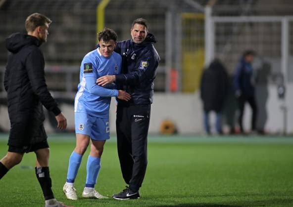 Fussball, Herren, 3.Liga, Saison 2024 2025, TSV 1860 München - SpVgg Unterhaching, Grünwalder Stadion Lukas Reich (TSV 1860 München) (li.) mit Patrick Glöckner Gloeckner, Trainer (TSV 1860 München) (re.) nach dem Schlusspfiff, Umamrung, Dankbarkeit, Freude DFB regulations prohibit any use of photographs as image sequences and or quasi-video