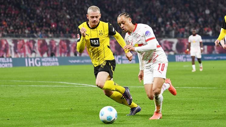 Fußball, 1. Bundesliga, Saison 2024 2025, 26. Spieltag, RB Leipzig vs. Borussia Dortmund (15.03.2025). Zweikampf um den Ball zwischen Xavi Simons (Offensives Mittelfeld RB Leipzig, Rueckennummer 10) (re.) und Julian Ryerson (Abwehr Borussia Dortmund, Rückennummer 26) (li.) beim Spiel RB Leipzig gegen Dortmund (15.03.2025). Leipzig Sachsen Deutschland Red Bull Arena